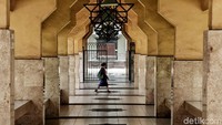 Saat bulan Ramadan dan menjelang Hari Raya Idul Fitri kawasan Masjid Raya Jakarta Islamic Centre menjadi tempat pusat kegiatan ibadah bagi wargi Jakarta.