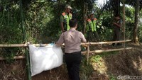 Rawan terjadi kecelakaan lalu lintas, Polsek Ibun memasang bantal keselamatan di jalur alternatif mudik menuju Kabupaten Garut yaitu kawasan Ibun-Kamojang (Kabupaten Bandung), Jawa Barat. Pemasangan bantal tersebut untuk menjaga keselamatan para pengendara yang kerap melintasi jalan tersebut. (Foto: Wisma Putra/detikcom).