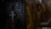 Keunikan lainnya yaitu terdapat ukiran ayat suci Alquran berbahan kayu jati.