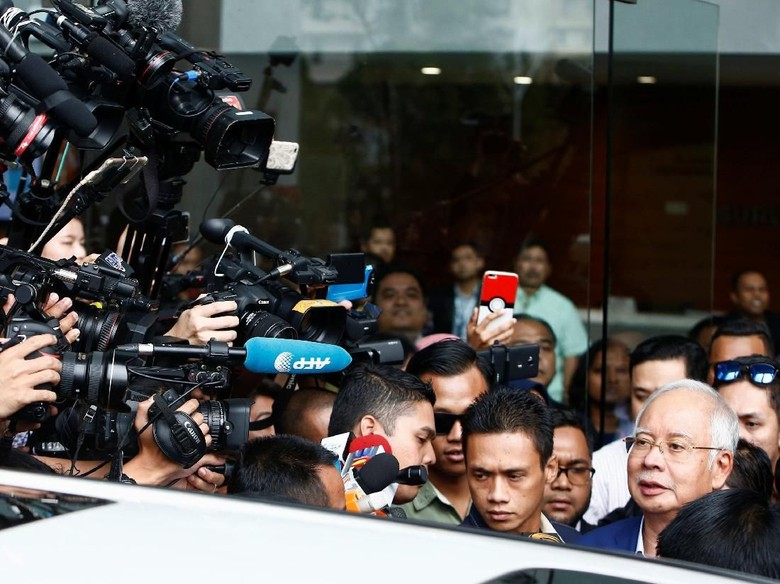 5 Jam Ditanyai Komisi Antikorupsi, Najib Keluar Berwajah Lelah 5 Jam Ditanyai Komisi Antikorupsi, Najib Keluar Berwajah Lelah