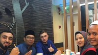 Sama-sama mengenakan baju koko berwarna biru, mereka pun tampak asyik menyantap kentang goreng. Enak pisan! Foto: Istimewa