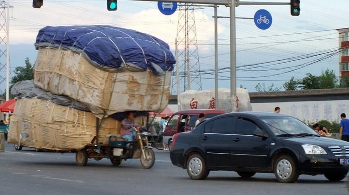 Tak cuma di Indonesia, China bahkan punya penampakan kendaraan overload yang jauh lebih unik sampai bikin takjub.