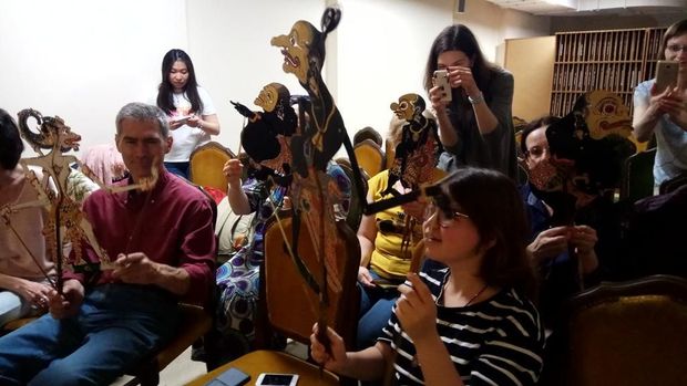Pertama Kali Wayang Kulit Tampil di Gedung Teater dan Pertama Kali Wayang Kulit Tampil di Gedung Teater dan