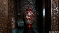 Mimbar pun juga dihias dengan kayu jati yang bertuliskam lafaz Alquran.