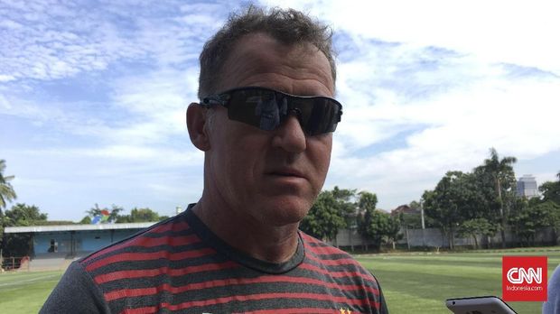 Pelatih Persipura Peter Butler mengaku kesulitan mencari lapangan untuk latihan timnya.