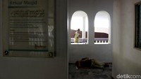 Masjid ini juga dilengkapi beberapa tulisan doa-doa seperti doa setelah berwudhu dan doa keluar masjid.