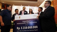 Ketua Panitia Penyelenggara Asian Games 2018 (Inasgoc), Erick Thohir bersama Ketua Pengurus Tanoto Foundation Sihol Aritonang, Direktur Corporate Affairs Grup April, Agung Laksamana, dan perwakilan atlet melakukan serah terima dana dukungan pelaksanaan Asian Games di Jakarta, Selasa (22/5).