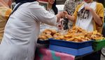 Hobi Ke Kafe dan Beli Gorengan, Ini Aksi Feni Rose Ketika Kulineran