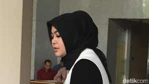 Foto: Hitam-Putih Istri Zumi Zola di KPK
