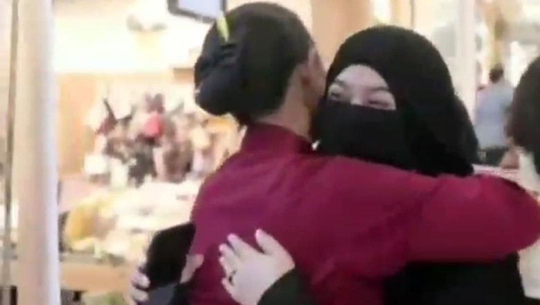 Viral Video Aksi Peluk Saya Hijaber Bercadar di Surabaya Viral Video Aksi Peluk Saya Hijaber Bercadar di Surabaya