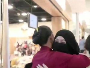 Viral Video Aksi Peluk Saya Hijaber Bercadar di Surabaya