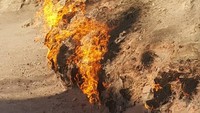 Foto: Gunung terbakar, atau disebut Yanar Dag dalam bahasa setempat, merupakan gunung dengan tinggi 116 meter yang terletak 25 km ke arah Timur Laut dari Kota Baku. Minimal apinya dapat mencapai tinggi tiga meter ke udara. (adel_alkhuzam/Instagram)