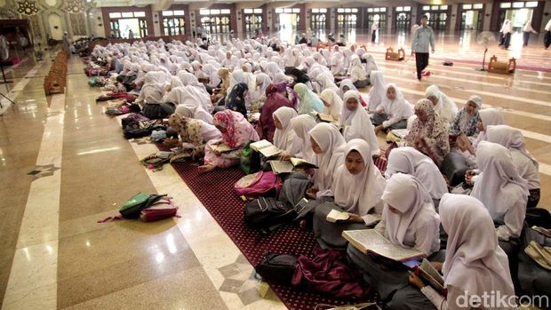 Ratusan pelajar Jakarta Islamic Centre, Koja, Jakarta Utara, tengah mengikuti pesantren kilat. Hal itu dilakukan untuk mengisi waktu di bulan ramadan.