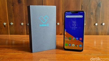 Zenfone 5 dibekali prosesor octa core Snapdragon 636 dengan GPU Adreno 609, RAM 4 GB, dan ROM 64 GB. Baterainya sama, yakni 3.300 mAh dan sudah Android 8.0 Oreo. Foto: Adi Fida Rahman/detikINET