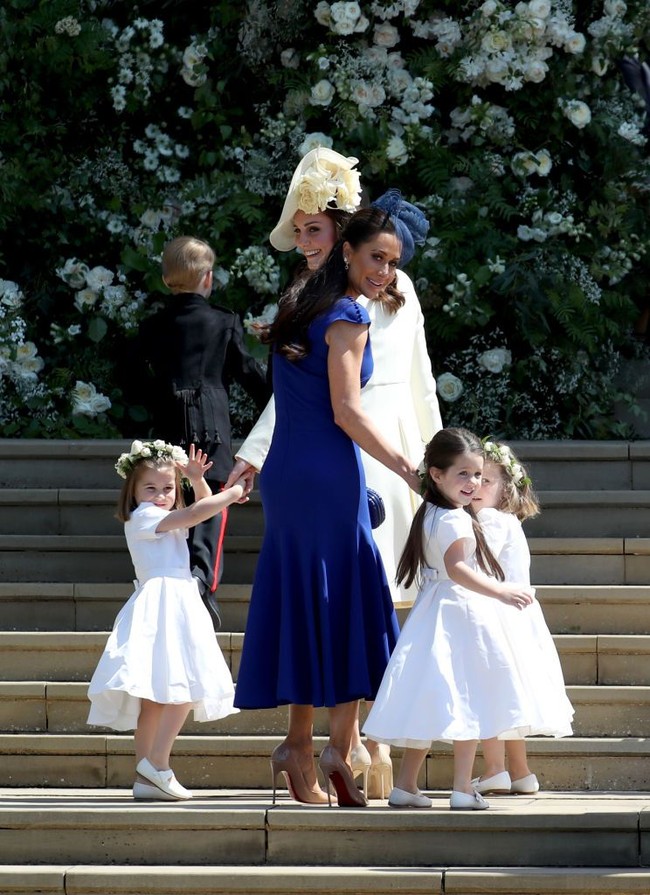 Jess Mulroney sempat menjadi bagian penting di hari pernikahan Meghan Markle dan Pangeran Harry. Ia mendapat tugas sebagai salah satu bridesmaid Meghan. Penampilan Jess pun berujung viral karena dia muncul dalam balutan dress biru yang mempertegas bentuk bokongnya. (DJane Barlow - WPA Pool/Getty Images)