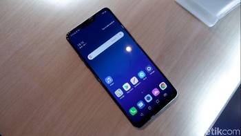 Layar G7+ ThinQ berukuran 6,1 inch resolusi QHD+  dengan aspek rasio 19,5:9 inch. (Foto: detikINET/Adi Fida Rahman)