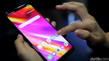 LG G7 Thinq+ yang bisa mengakomodasi kapasitas memori 2 TB menjadi salah satu ponsel gahar lainnya penantang Galaxy Note 9. Foto: Agung Pambudhy