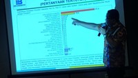 Indo Barometer merilis hasil survei terhadap elektabilitas calon presiden pada Pilpres 2019. Hasilnya, elektabilitas Joko Widodo (Jokowi) masih mengungguli sejumlah nama pada survei Pilpres 2019. Joko Widodo unggul dengan 40,7%. Kemudian disusul Prabowo Subianto dengan perolehan 19,7%. Selanjutnya, posisi ketiga diisi oleh Gatot dengan 2,7 persen. Kemudian disusul Gubernur DKI Jakarta Anies Baswedan, Agus Harimurti Yudhoyono (AHY), Jusuf Kalla, Tuan Guru Bajang (TGB), Hary Tanoesoedibjo, dan Ridwal Kamil. Pool/Indo Barometer.