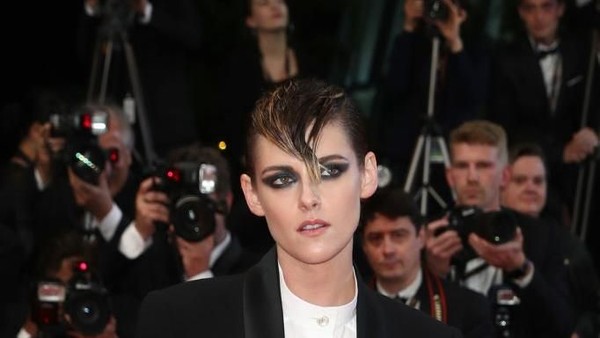 Foto: 10 Gaya Nyentrik Kristen Stewart di Red Carpet Cannes