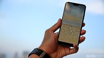 Ia mengusung layar 5,84 inch resolusi 1080 x 2280 pixel dengan notch di bagian atasnya dengan kamera depan 24 MP. Sensor sidik jari ada di bagian bawah alam material kaca ponsel. Hasilnya, sensor diklaim menjadi lebih responsif dibandingkan ponsel lain. Foto: Muhammad Ridho
