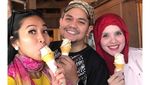Hobi Ke Kafe dan Beli Gorengan, Ini Aksi Feni Rose Ketika Kulineran