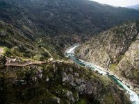 Jalan Kayu yang Esktrem ke Puncak Bukit di Portugal