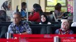 Ekspresi Datar Istri Zumi Zola yang Datang ke KPK Sendiri