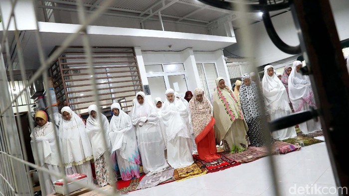 Kapan sholat Tarawih pertama tahun ini? Muhammadiyah telah menetapkan awal puasa, sementara pemerintah masih akan melakukan sidang isbat. 