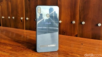 Bodi belakangnya berlapis kaca dengan aksen ciri khas Zenfone. Foto: Adi Fida Rahman/detikINET
