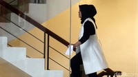 Sherin juga enggan menjelaskan saat ditanya asal duit yang disita KPK dari vila keluarganya, Sherin bungkam. (Foto: Ari Saputra)