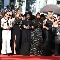 Di hari ke-4 Cannes, Kristen bergabung dengan 81 sineas perempuan memprotes kesetaraan hak di karpet merah Cannes. Lagi-lagi, setelan bersiluet klasik dari Chanel jadi andalan. (Foto: Getty Images)