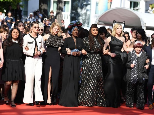 Di hari ke-4 Cannes, Kristen bergabung dengan 81 sineas perempuan memprotes kesetaraan hak di karpet merah Cannes. Lagi-lagi, setelan bersiluet klasik dari Chanel jadi andalan. (Foto: Getty Images)