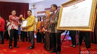 Ketua DPP Partai Golkar, Tubagus Ace Hasan Syadzily menerima plakat deklarasi dari komisioner KIP Cecep Suriyadi (kiri).