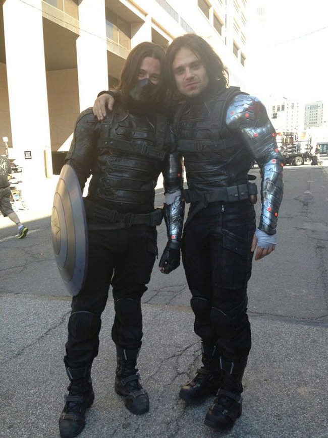 Sebastian Stan pemeran Winter Soldier, foto bareng stuntman-nya James Young. Mereka terlihat akrab ya? Foto: Bored Panda