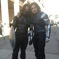 Sebastian Stan pemeran Winter Soldier, foto bareng stuntman-nya James Young. Mereka terlihat akrab ya? Foto: Bored Panda