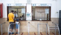 Foto: Setelah mereka mengikuti pelatihan barulah mereka diperbolehkan turun dan bekerja di stasiun kereta. Penumpang sedang membeli tiket (CNN Travel)