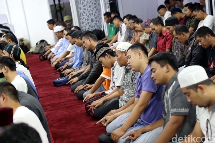 Sehari di Masjid An Nahl

Sejumlah umat muslim memadati masjid An Nahl yang terletak di BSD, Tanggerang, Banten, Kemarin. Masjid ini melaksanakan ibadah itikaf selama 30 hari selama bulan ramadan dengan cuma-cuma. Grandyos Zafna/detikcom

Breaking news :

Bagi anda yang mau itikaf selama 30 Hari di bulan Ramadhan silahkan bisa langsung merapat ke Masjid Annahl The Icon BSD City. 
Semua tersedia secara Gratis dan Terbuka untuk Umum.

Keunggulan Masjid Annahl :
- Free 100%
- Gratis takjil saat berbuka puasa (kurma, snack, dll)
- Gratis makan malam dan sahur
- Gratis Teh Pucuk 
- Gratis milo, capucino, kopi hitam tinggal tekan tombol otomatis keluar sendiri
- Gratis Laundry selama itikaf
- Bimbingan belajar Alquran 24 Jam Setiap Hari selama Ramadhan (Klinik Quran)
- Setoran Hafalan atau Murojaah ke Hafizh 30 Juz
- Dauroh Alquran Sabtu dan Minggu (Aqua)
- Kajian Tafsir Ayat-ayat malam Ramdhan setiap Sabtu-minggu (bada ashar)
- Sholat Tahajjud 1 Juz/malam
- Tempat AC, bersih dan nyaman
- Free Wifi 24 Jam
- Sholat Tarawih & Tahajjud bersama Imam-imam Juara Internasional  dan Hafizh muda dengan suara merdu (Ust. Faisol Ilahi, Ust. Taqy Malik, Ust. Ibrohim Elhaq, KH. Agus Said dan H. Ayatullah).


Segara daftar di www.annahlbsdcity.com atau bisa langsung ke lokasi. Masjid An Nahl The Icon BSD City.

Bagi yang berinfak bisa langsung ke kotak infak yang tersedia atau transfer melalui rekening yang di website Annahl.

The Icon Bsd City, Ruko Horizon Broadway M5 No. 3, Jl. Horizon Broadway, Sampora,  Cisauk, Sampora, Cisauk, Tangerang, Banten 15345
085694960750