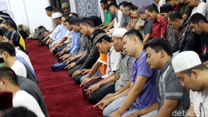 Sehari di Masjid An Nahl

Sejumlah umat muslim memadati masjid An Nahl yang terletak di BSD, Tanggerang, Banten, Kemarin. Masjid ini melaksanakan ibadah itikaf selama 30 hari selama bulan ramadan dengan cuma-cuma. Grandyos Zafna/detikcom

Breaking news :

Bagi anda yang mau itikaf selama 30 Hari di bulan Ramadhan silahkan bisa langsung merapat ke Masjid Annahl The Icon BSD City. 
Semua tersedia secara Gratis dan Terbuka untuk Umum.

Keunggulan Masjid Annahl :
- Free 100%
- Gratis takjil saat berbuka puasa (kurma, snack, dll)
- Gratis makan malam dan sahur
- Gratis Teh Pucuk 
- Gratis milo, capucino, kopi hitam tinggal tekan tombol otomatis keluar sendiri
- Gratis Laundry selama itikaf
- Bimbingan belajar Alquran 24 Jam Setiap Hari selama Ramadhan (Klinik Quran)
- Setoran Hafalan atau Murojaah ke Hafizh 30 Juz
- Dauroh Alquran Sabtu dan Minggu (Aqua)
- Kajian Tafsir Ayat-ayat malam Ramdhan setiap Sabtu-minggu (bada ashar)
- Sholat Tahajjud 1 Juz/malam
- Tempat AC, bersih dan nyaman
- Free Wifi 24 Jam
- Sholat Tarawih & Tahajjud bersama Imam-imam Juara Internasional  dan Hafizh muda dengan suara merdu (Ust. Faisol Ilahi, Ust. Taqy Malik, Ust. Ibrohim Elhaq, KH. Agus Said dan H. Ayatullah).


Segara daftar di www.annahlbsdcity.com atau bisa langsung ke lokasi. Masjid An Nahl The Icon BSD City.

Bagi yang berinfak bisa langsung ke kotak infak yang tersedia atau transfer melalui rekening yang di website Annahl.

The Icon Bsd City, Ruko Horizon Broadway M5 No. 3, Jl. Horizon Broadway, Sampora,  Cisauk, Sampora, Cisauk, Tangerang, Banten 15345
085694960750