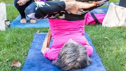 Siapa yang menyangka kalau nenek berusia 99 tahun, Tao Porchon Lynch, adalah seorang master yoga! Lihat saja kelenturannya, bikin anak muda minder nih.