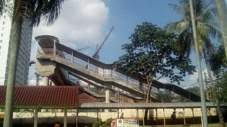 Menjajal JPO Aborsi di Stasiun UI di Bulan Puasa Menjajal JPO Aborsi di Stasiun UI di Bulan Puasa