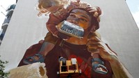Mural hasil karya seniman urban Case Maclaim di Festival Mural Berlin 2018. Fabrizio Bensch/Reuters.