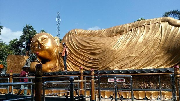 Mengintip Ritual Cuci Patung Budha Tidur Di Mojokerto