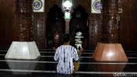 Seorang warga saat melaksanakan salat.