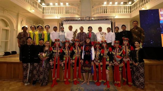 Ki Anom Suroto, Dubes Wahid Supriyadi dan Tim Kesenian Indonesia pada pagelaran budaya Indonesia di Tchaikovsky Moscow State Conservatory, 19 Mei 2018