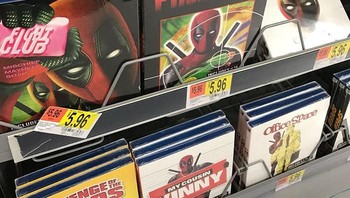 Lucunya pada DVD film tersebut, semua bagian cover depannya dihiasi dengan wajah Deadpool. (Foto: Boredpanda)