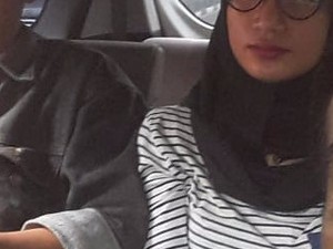 Balada Lelaki Cantik Berjilbab Gondol Barang Mahasiswa Bandung