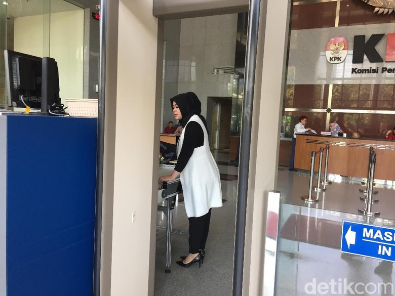 Istri Zumi Zola Dipanggil KPK Istri Zumi Zola Dipanggil KPK