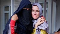 Ia menuliskan rasa terima kasihnya kepada ustad Derry karena memberikan ilmu. (Dok. Instagram/ussypratama)