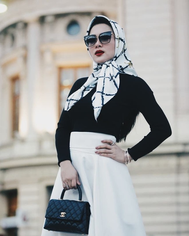 Namun sayang bagi sejumlah followers Syahrini di Instagram, harga scarf Fatimah Syahrini, bagi mereka tidaklah ramah di kantong. Teh sebagai hijabers jujur saya suka banget sma khimarnya tp kurang suka hrganya 😂😂 buat buibu rt ky sya ud kbyang bsa beli daging sapi 4kg ckup buat d bagi kluarga bahkan bsa d pake buat syukuran dagingnya 😂😂 jd teteh invess d tunggu yg hrganya 20k kl ada saya beli cuss,” tulis pengguna Instagram bernama dieputri. Foto: Instagram/Fatimah Syahrini