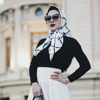 Namun sayang bagi sejumlah followers Syahrini di Instagram, harga scarf Fatimah Syahrini, bagi mereka tidaklah ramah di kantong. Teh sebagai hijabers jujur saya suka banget sma khimarnya tp kurang suka hrganya 😂😂 buat buibu rt ky sya ud kbyang bsa beli daging sapi 4kg ckup buat d bagi kluarga bahkan bsa d pake buat syukuran dagingnya 😂😂 jd teteh invess d tunggu yg hrganya 20k kl ada saya beli cuss,” tulis pengguna Instagram bernama dieputri. Foto: Instagram/Fatimah Syahrini
